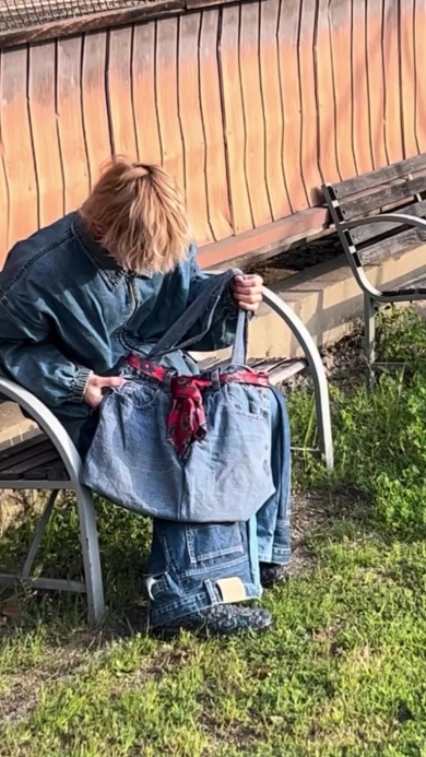 バッグにネクタイをつけた画像