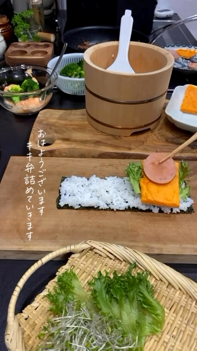 手巻きの具をのせていく