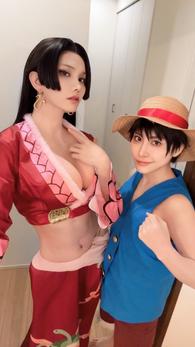 ワンピースのコスプレをした夫婦