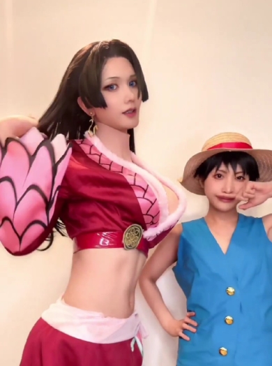 ワンピースのコスプレをした夫婦