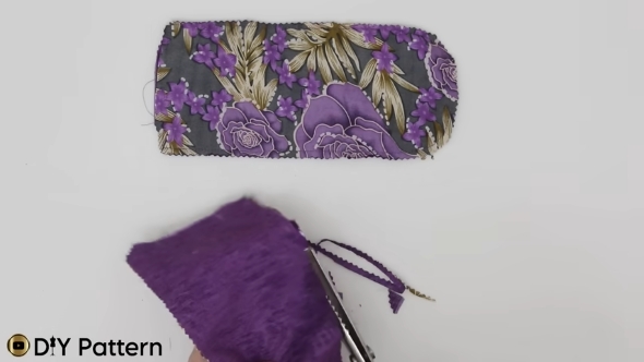 縫い代の端をカットする様子