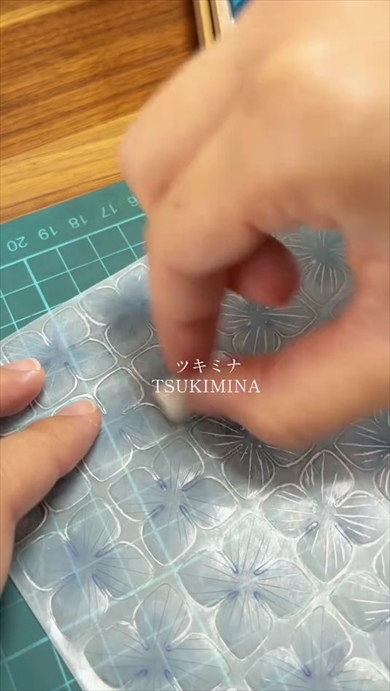 プラバンに線を引いて色をつけカットすると美しい花に