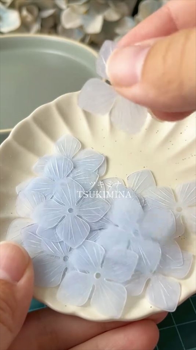 プラバンに線を引いて色をつけカットすると美しい花に