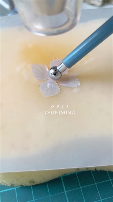 プラバンに線を引いて色をつけカットすると美しい花に