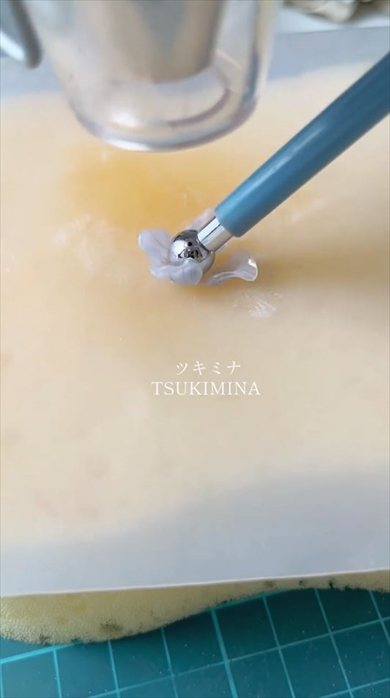 プラバンに線を引いて色をつけカットすると美しい花に