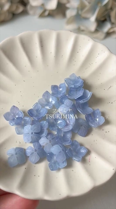 プラバンに線を引いて色をつけカットすると美しい花に