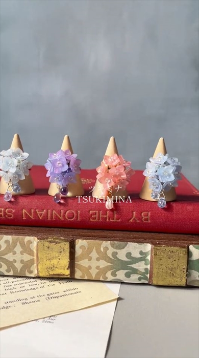 プラバンに線を引いて色をつけカットすると美しい花に