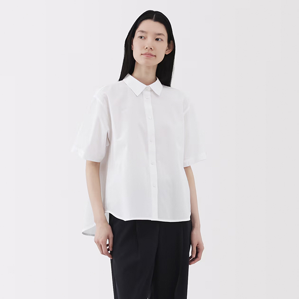 無印良品のレギュラーカラー半袖シャツ