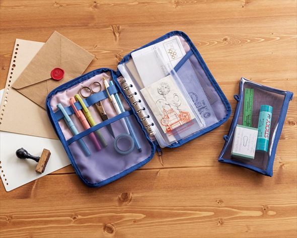 スヌーピーのバインダーポーチ 内側にはバンドやメッシュポケット