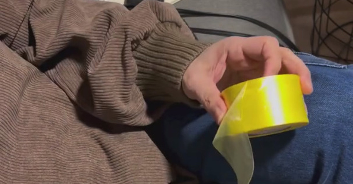 黄色と銀のビニール紐をひたすら編んでいくと……　完成品のクオリティーの高さに「ビニール紐で作ったとは思えない」の声（1/3） | ライフスタイル ねとらぼ