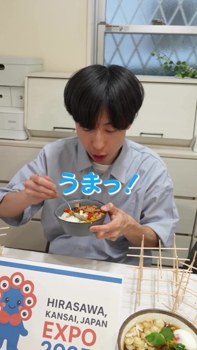 料理を食べる男性