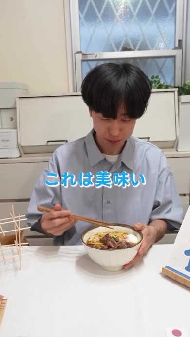 料理を食べる男性