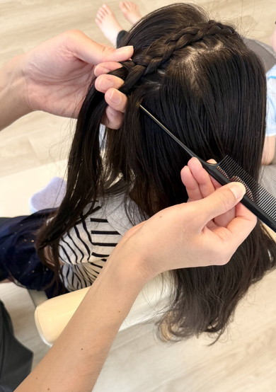 娘のヘアアレンジをするパパ