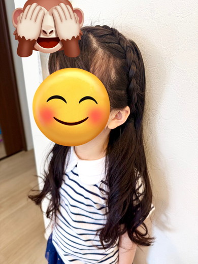 娘のヘアアレンジをするパパ