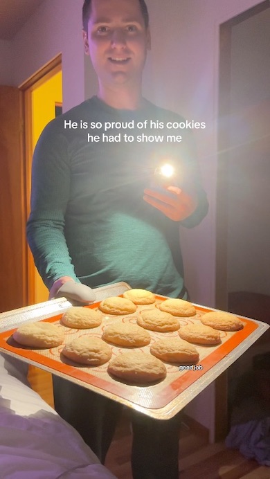 クッキーを持った夫