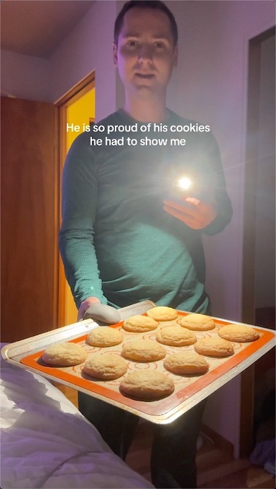 クッキーを持った夫