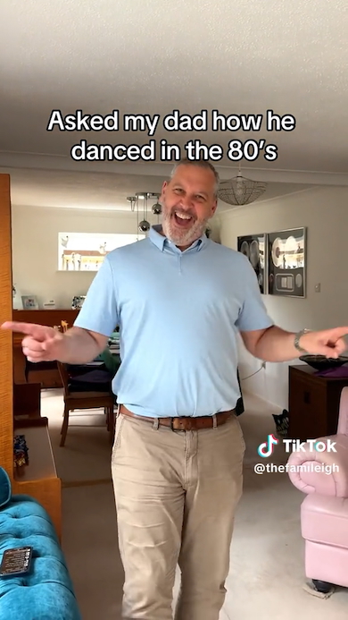 楽しそうにダンスする父親