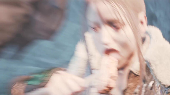 モンハン　モンスターハンター　モンハン顔が照らされるハンター