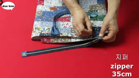 ファスナーを付ける様子