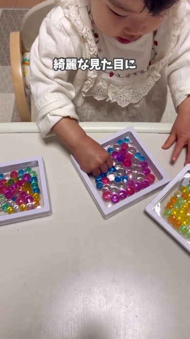 スクイーズで遊ぶ女の子