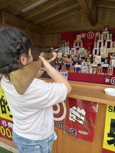 娘（7）のこの銃の構え方、どこかで見たやつ