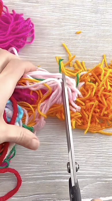 毛糸を細かく切って作るハンドメイド