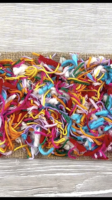 毛糸を細かく切って作るハンドメイド