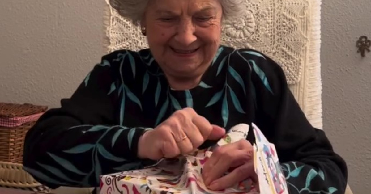 おばあちゃんにプレゼントしたらまさかの大絶叫した、日本発“国民的おもちゃ”は……　140万再生の反応に「うわー！」「涙が出た」【海外】（1/2） | ライフスタイル ねとらぼ