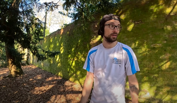 緑の壁を掃除したら全く違う色に