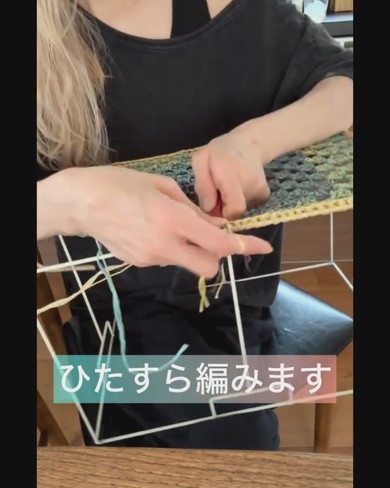 ハンモックを編む女性