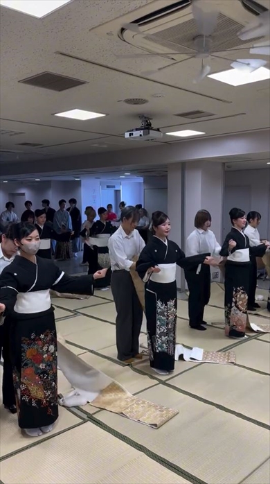 専門学校公式の着付けのステージパフォーマンスがすごい