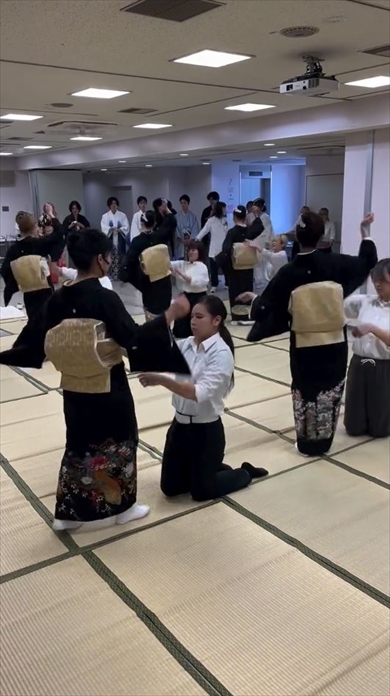 専門学校公式の着付けのステージパフォーマンスがすごい
