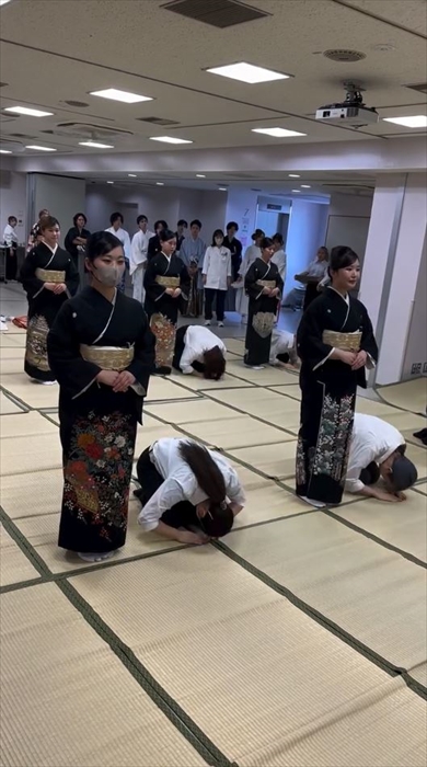 専門学校公式の着付けのステージパフォーマンスがすごい