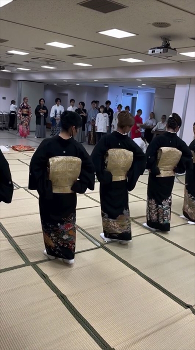専門学校公式の着付けのステージパフォーマンスがすごい