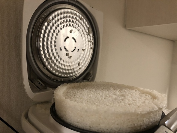 炊飯器いっぱいに炊けまくった米……！