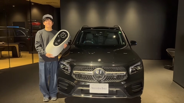 メルセデス・ベンツGBLの納車を迎えたタイムマシーン3号の山本浩司