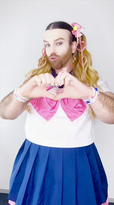 ヒゲ女装パフォーマーのレディビアードのビフォーアフター