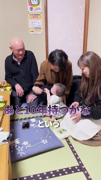 自分の孫を見つめる投稿者の父と投稿者夫妻