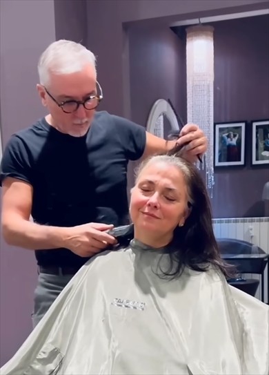 白髪染めをしていた女性が思い切ってばっさりカット