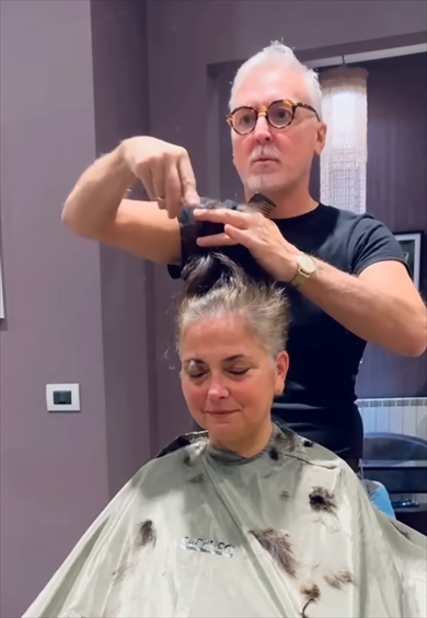 白髪染めをしていた女性が思い切ってばっさりカット