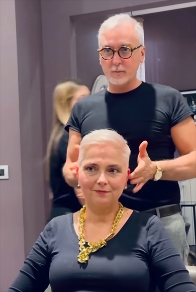 白髪染めをしていた女性が思い切ってばっさりカット