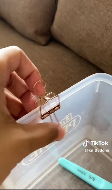 クリップをケースの端に留める