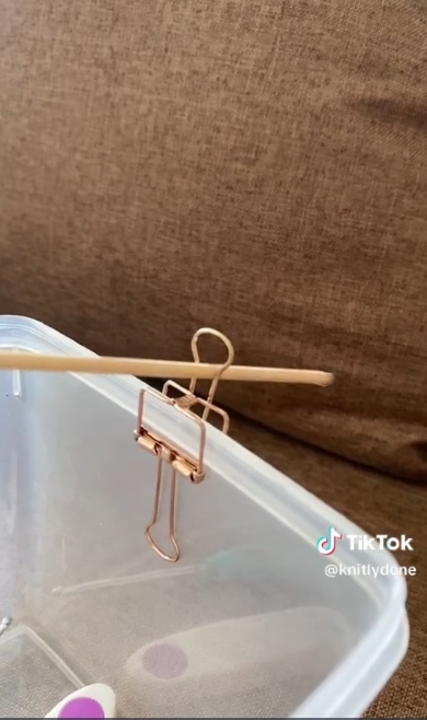 編み針を引っかける様子