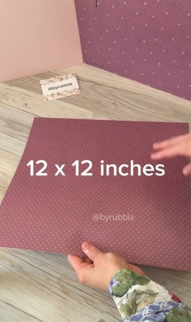 正方形の柄入りの厚紙を使用