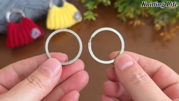 2つのリングと毛糸を使用