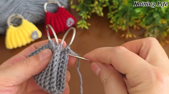 半分に折って縫う様子