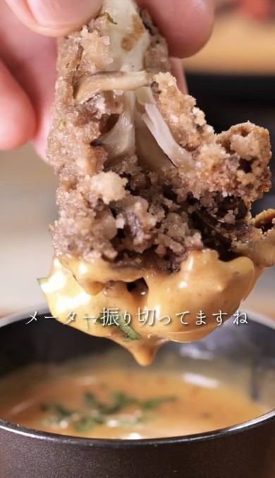 マイタケのフライにタレが付いている。テロップに「メーター振り切ってますね」と表示されている