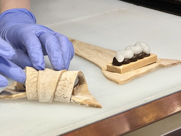 「プレミアムチョコクロ　桔梗信玄餅」の調理工程 ／ サンマルクカフェ チョコクロ 桔梗信玄餅コラボ