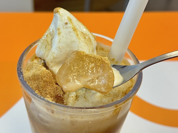 桔梗信玄餅スムージーにトッピングされたわらび餅 ／ サンマルクカフェ チョコクロ 桔梗信玄餅コラボ