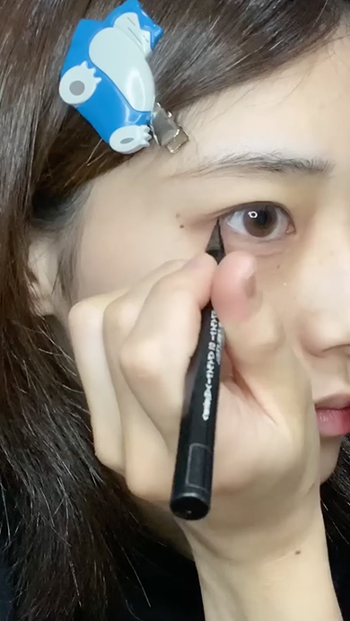 異性ウケと同性ウケの半顔メイク